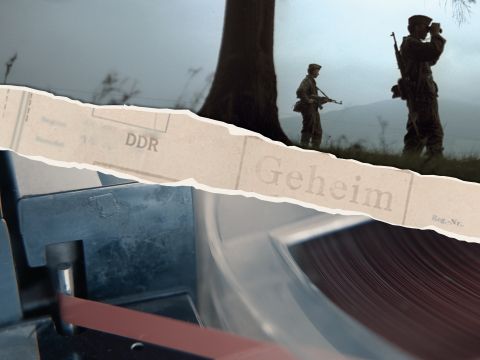 Zwei Grenzsoldaten der DDR-Grenztruppen der Nationalen Volksarmee der DDR (NVA) bei einem Wachgang an der innerdeutschen Grenze bei Motzlar in der Rhön in Thüringen (zu Hessen), aufgenommen im Oktober 1968.