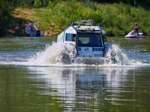 Ein Offroad-Fahrzeug im Wasser