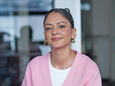 Niyousha Akbari, Social Media Managerin bei der Bildungsstätte Anne Frank.