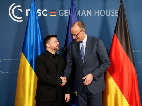 Der ukrainische Präsident Wolodymyr Selenskyj (l) und Bundeskanzler Friedrich Merz auf der Münchner Sicherheitskonferenz 2026.