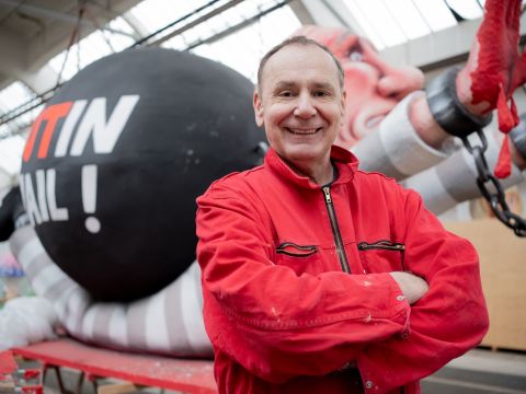 Der Düsseldorfer Künstler Jacques Tilly steht in seiner Werkstatt vor einer Putin-Figur mit blutigen Händen. 