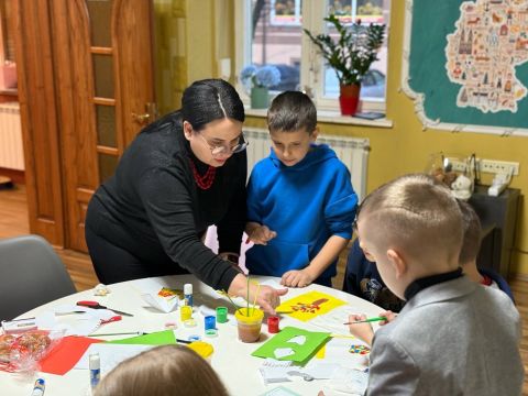 Julia Tayps mit Kindern im Deutschen Haus in Mukatschewo 