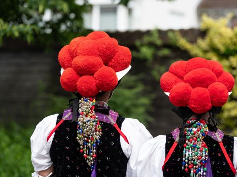 Süddeutschland: Schwarzwälder Tracht mit rotem Bollenhut, traditionell von unverheirateten Frauen getragen 