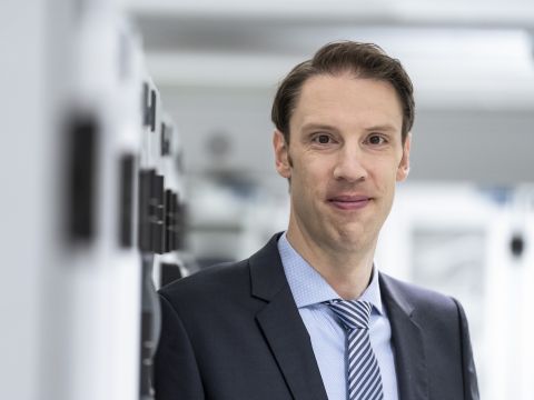 Prof. Dr. Björn Ommer,  ein Mann Mitte 40, kurze dunkle Haare,  im Anzug  
