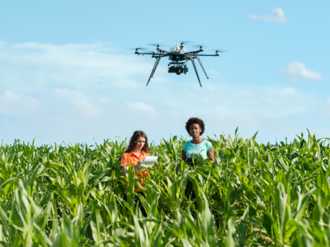 Neue Perspektiven: Studentinnen der Technischen Universität München mit einer Agrar-Drohne