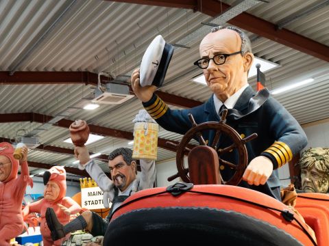 Karnevalswagen mit Kanzler Merz