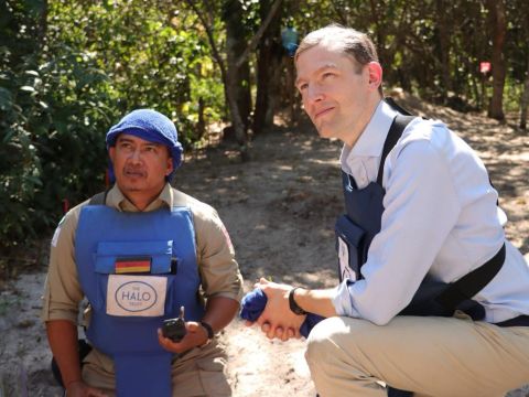 Kambodscha: Eike Hesselbarth (rechts) vom Auswärtigen Amt spricht mit einem Mitarbeiter der Nichtregierungsorganisation The HALO Trust. 