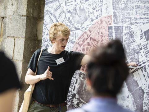 Freiwillige beschäftigen sich intensiv mit deutscher Geschichte. 