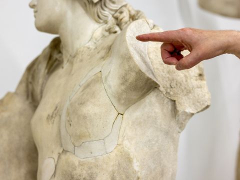     Eine Marmorskulptur, von der Zeit gezeichnet 