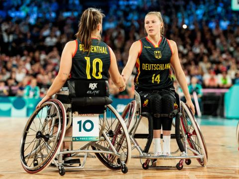 Lilly Sellak (r.) im Trikot der Nationalmannschaft 