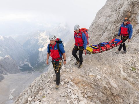Unterwegs in unwegsamem Gelände: die Bergwacht 