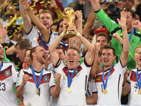 Die Männernationalmannschaft hält den WM-Pokal in die Höhe. 
