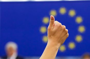 على التماسك وتعمل من أجل تضامن الأوروبيين