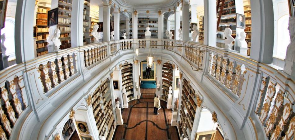 Bibliothek mit Blick in die Zukunft Bibliothek mit Blick in die Zukunft