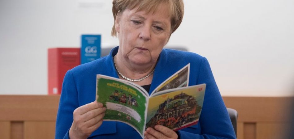 Merkel besucht Rechtsstaatsklasse Merkel besucht Rechtsstaatsklasse