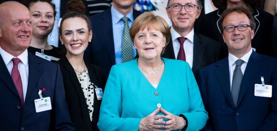 Kanzlerin ehrt soziale Initiativen Kanzlerin ehrt soziale Initiativen