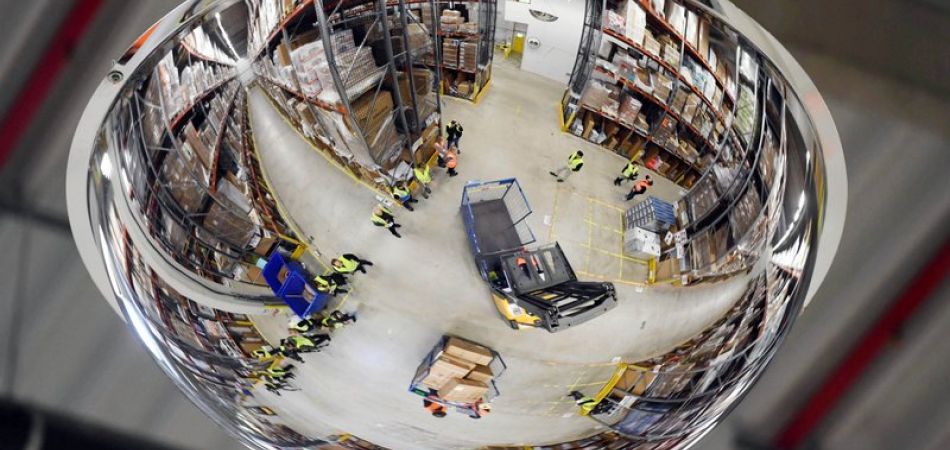 Online shopping boosts parcels Online shopping boosts parcels
