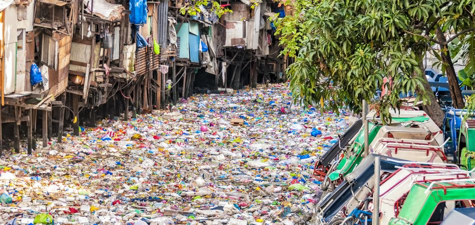 Mit Plastikmüll verdreckter Fluss in Asien Mit Plastikmüll verdreckter Fluss in Asien