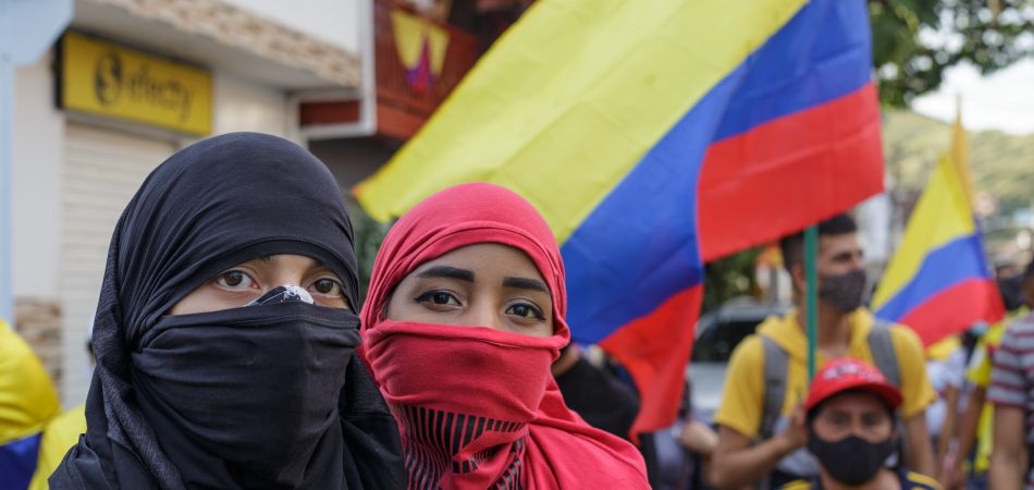 Um jovem casal manifestando contra o governo colombiano Um jovem casal manifestando contra o governo colombiano