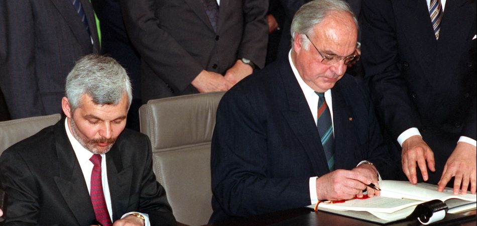 Helmut Kohl und Jan Krzysztof Bielecki unterzeichnen den Vertrag. Helmut Kohl und Jan Krzysztof Bielecki unterzeichnen den Vertrag.