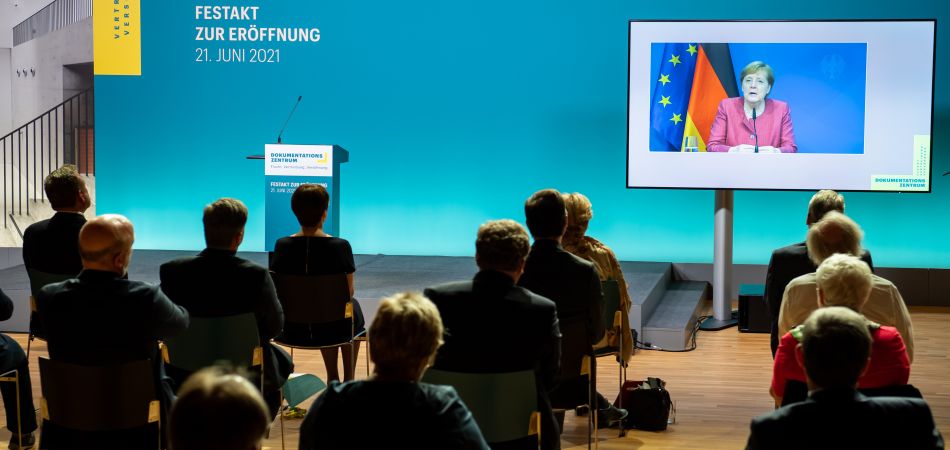 Merkel: Ohne Nazi-Terror keine Flucht und Vertreibung Merkel: Ohne Nazi-Terror keine Flucht und Vertreibung