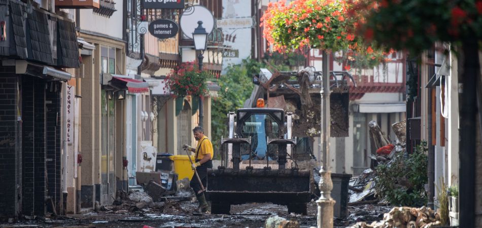Auch die Einsatzkräfte in dem rheinland-pfälzischen Katastrophengebiet erleben Schreckliches. Wie sehr sie das belastet, tritt meist erst nach ihrer Rückkehr zutage. Auch die Einsatzkräfte in dem rheinland-pfälzischen Katastrophengebiet erleben Schreckliches. Wie sehr sie das belastet, tritt meist erst nach ihrer Rückkehr zutage.