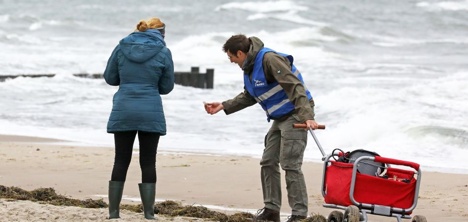 Des volontaires ramassent aussi des déchets sur les côtes de la Baltique. Des volontaires ramassent aussi des déchets sur les côtes de la Baltique.