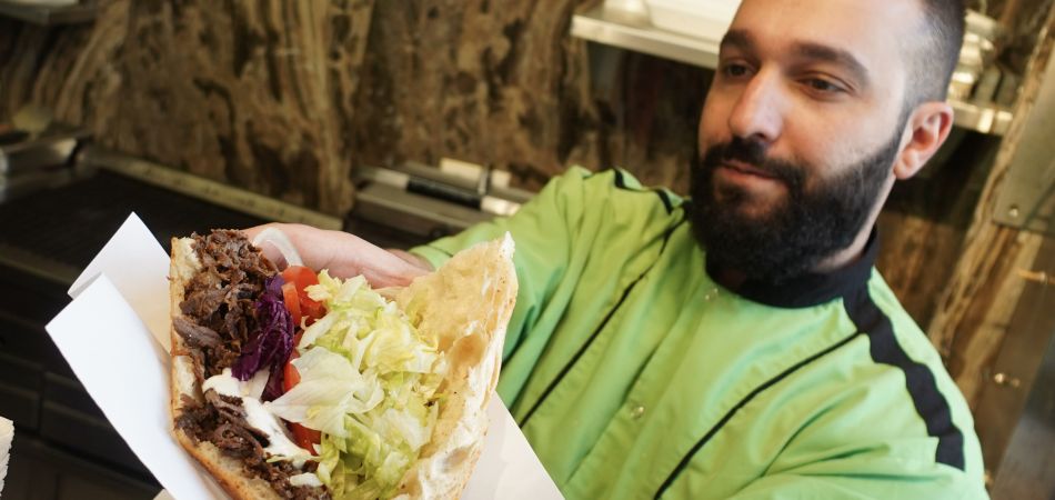 Fladenbrot, Fleisch vom Spieß, Salat und gerne scharf: Döner Kebap Fladenbrot, Fleisch vom Spieß, Salat und gerne scharf: Döner Kebap