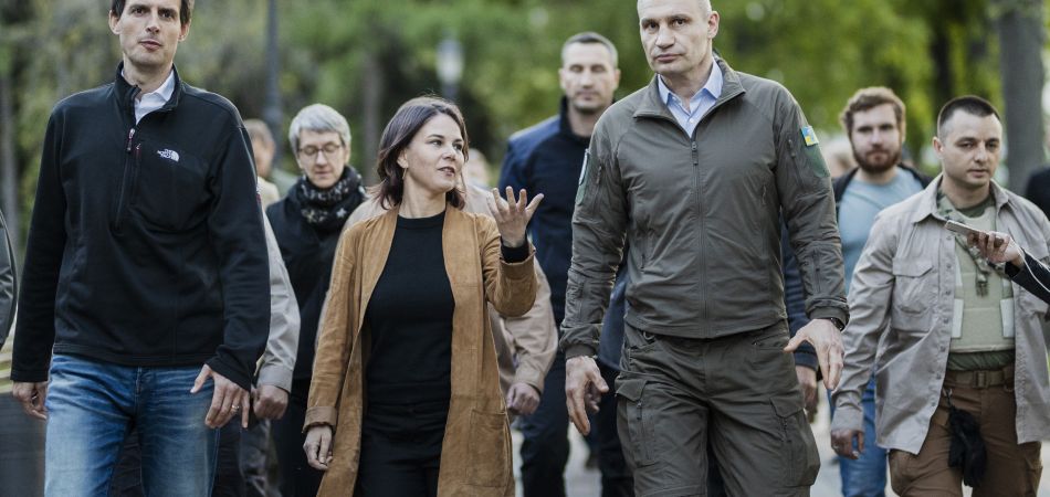 Baerbock in der Ukraine: „Nicht nachlassen“ Baerbock in der Ukraine: „Nicht nachlassen“