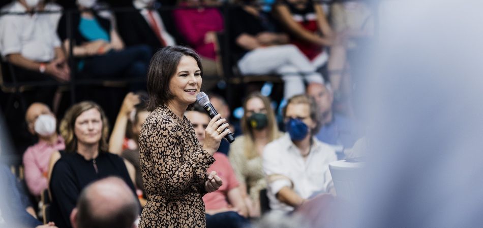 La ministre des Affaires étrangères Baerbock lors d’un entretien avec des citoyens à Brême La ministre des Affaires étrangères Baerbock lors d’un entretien avec des citoyens à Brême