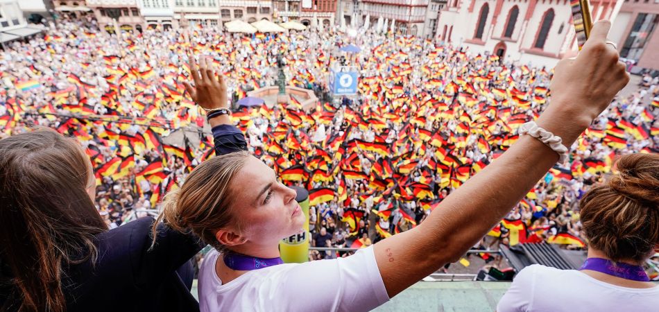 Begeisterter Empfang für Fußball-Frauen Begeisterter Empfang für Fußball-Frauen