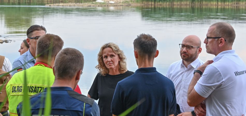 Federalna minister środowiska Steffi Lemke w rozmowie z wolontariuszami Federalna minister środowiska Steffi Lemke w rozmowie z wolontariuszami