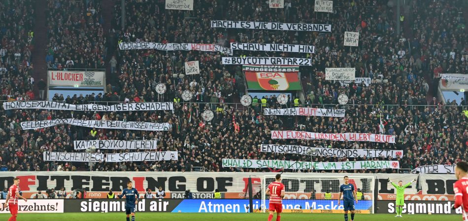 Torcedores protestam numa partida da Bundesliga em Dortmund. 