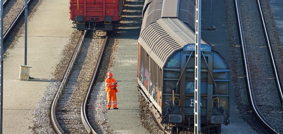 Startklar: Wagenmeister bei der Zugfertigstellung Startklar: Wagenmeister bei der Zugfertigstellung