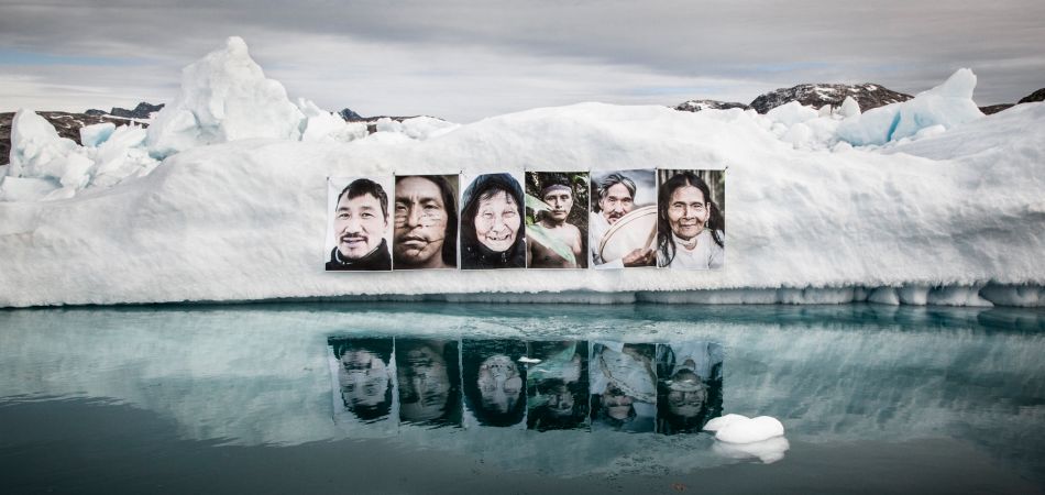 Barbara Dombrowski hat Porträts von Menschen aus Grönland und dem Amazonas an einen Eisberg gehängt. Barbara Dombrowski hat Porträts von Menschen aus Grönland und dem Amazonas an einen Eisberg gehängt.