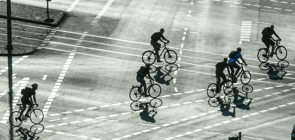 Radfahrer auf Kreuzung Radfahrer auf Kreuzung