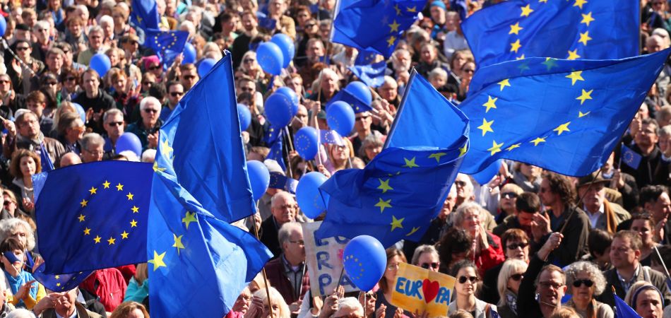 Flagge zeigen für Europa: „Pulse of Europe“-Demo in Berlin Flagge zeigen für Europa: „Pulse of Europe“-Demo in Berlin