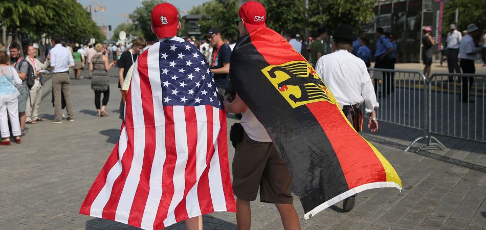 Jungs mit deutscher und US-Flagge Jungs mit deutscher und US-Flagge