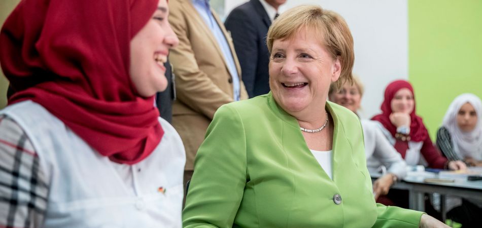 Stimulating exchange: The Federal Chancellor talking to a pupil. Stimulating exchange: The Federal Chancellor talking to a pupil.