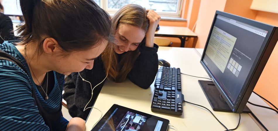Digital teaching: tablet computers instead of paper and pen. Digital teaching: tablet computers instead of paper and pen.