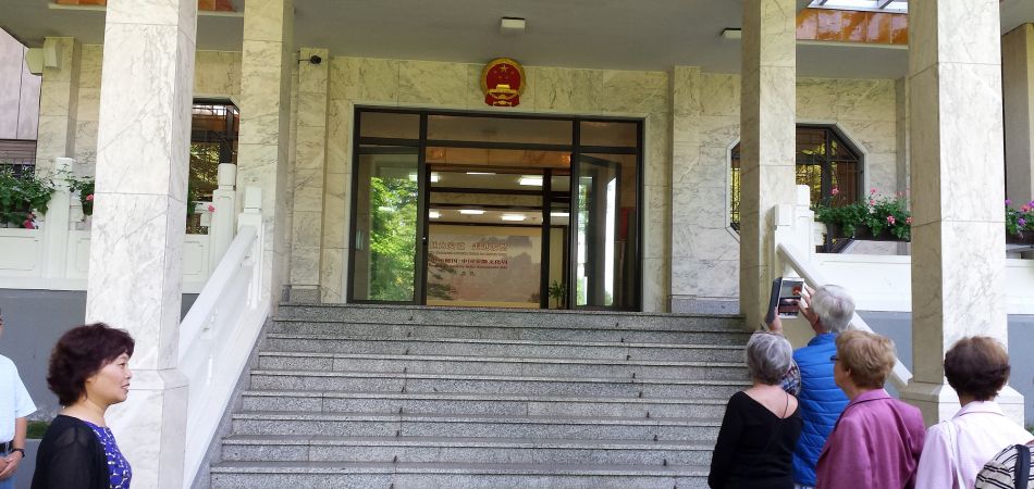Eingang der ehemaligen Botschaft: Botschaftsrätin Zhu (links) empfängt ihre Gäste