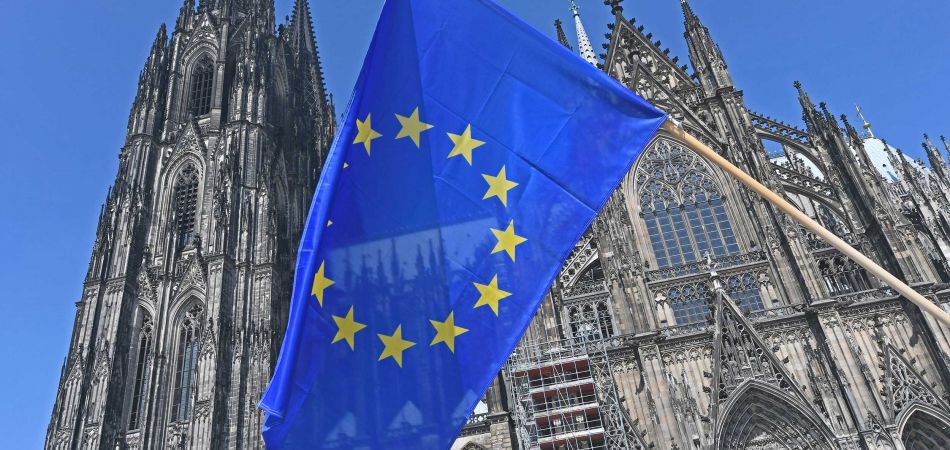 EU-Flagge vor Kölner Dom EU-Flagge vor Kölner Dom