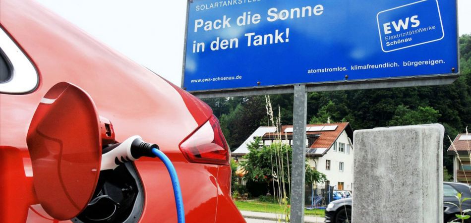 Elektro-Auto wird betankt Elektro-Auto wird betankt