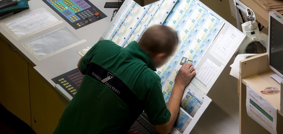 Monitoring the process of printing €20 banknotes Monitoring the process of printing €20 banknotes