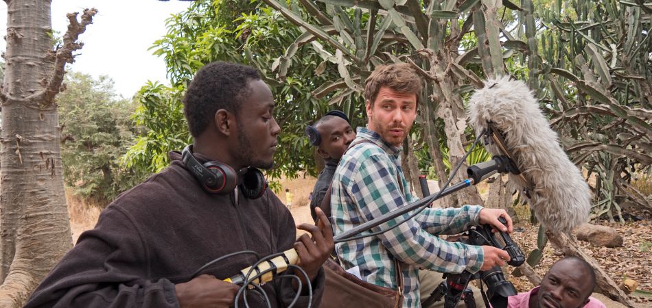 Lauréat de l’Oscar 2017 du meilleur film d’étudiant : Johannes Preuss pendant le tournage en Afrique de l’Ouest. Lauréat de l’Oscar 2017 du meilleur film d’étudiant : Johannes Preuss pendant le tournage en Afrique de l’Ouest.