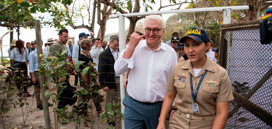 Steinmeier mit Leiterin Stephanie Pauwels auf der Isla Grande: Hier kam Alexander von Humboldt am 30.3.1801 vorbei Steinmeier mit Leiterin Stephanie Pauwels auf der Isla Grande: Hier kam Alexander von Humboldt am 30.3.1801 vorbei