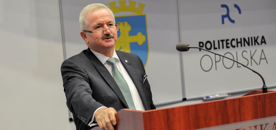 Fraunhofer-Präsident Neugebauer eröffnet das ALighT in Oppeln. Fraunhofer-Präsident Neugebauer eröffnet das ALighT in Oppeln.