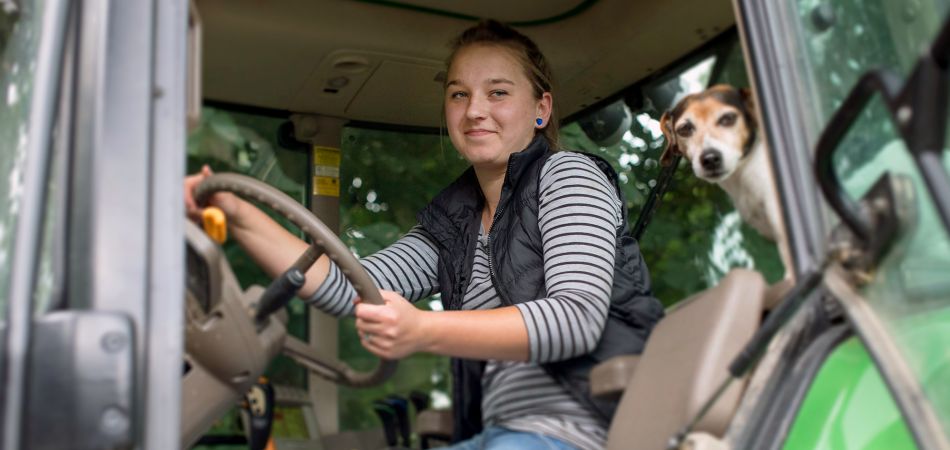 Umgang mit Traktoren und Tieren im Agrartechnik-Praktikum. Umgang mit Traktoren und Tieren im Agrartechnik-Praktikum.