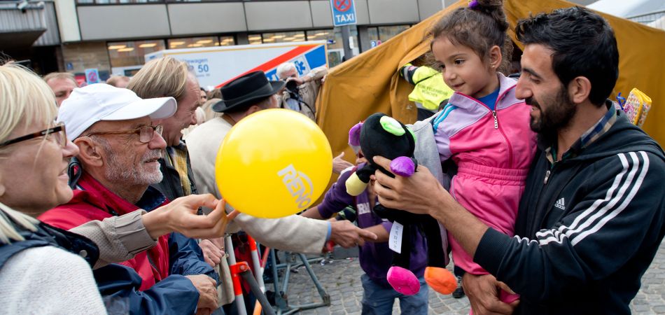 Many Germans helped welcoming and integrating refugees – and are still helping. Many Germans helped welcoming and integrating refugees – and are still helping.