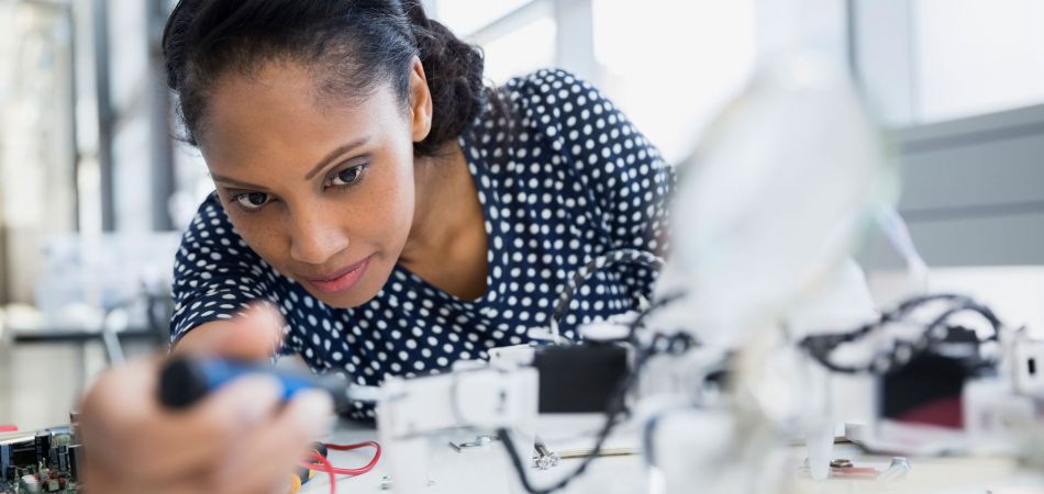 Viele deutsche Unternehmen suchen Ingenieure und Techniker. Viele deutsche Unternehmen suchen Ingenieure und Techniker.